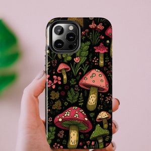K&ouml;nnte beinhalten: Eine schwarze Handyh&uuml;lle mit einem bunten Pilz- und Blumenmuster. Die H&uuml;lle hat einen Ausschnitt f&uuml;r die Kamera.