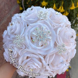 Light champagne with 3 Silver brooch and Pearl Brooch Bouquet, Quinceañera bouquet, Sweet sixteen bouquet, Wedding bouquet, Quince bouquet