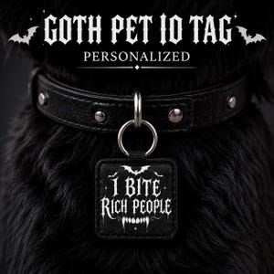 Pode incluir: Coleira preta de couro para animais de estimação com um anel prateado e uma etiqueta de identificação quadrada. A etiqueta diz "I BITE RICH PEOPLE" em letras góticas brancas. A coleira tem tachas prateadas. O texto "GOTH PET ID TAG" e "PERSONALIZED" estão no topo.