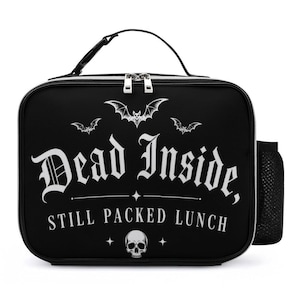 Pu&ograve; includere: Borsa per il pranzo nera con la scritta "Dead Inside, Still Packed Lunch" in bianco con carattere gotico. La borsa presenta sagome di pipistrelli e una grafica a teschio. Ha un manico nero, una cerniera e una tasca laterale in rete.
