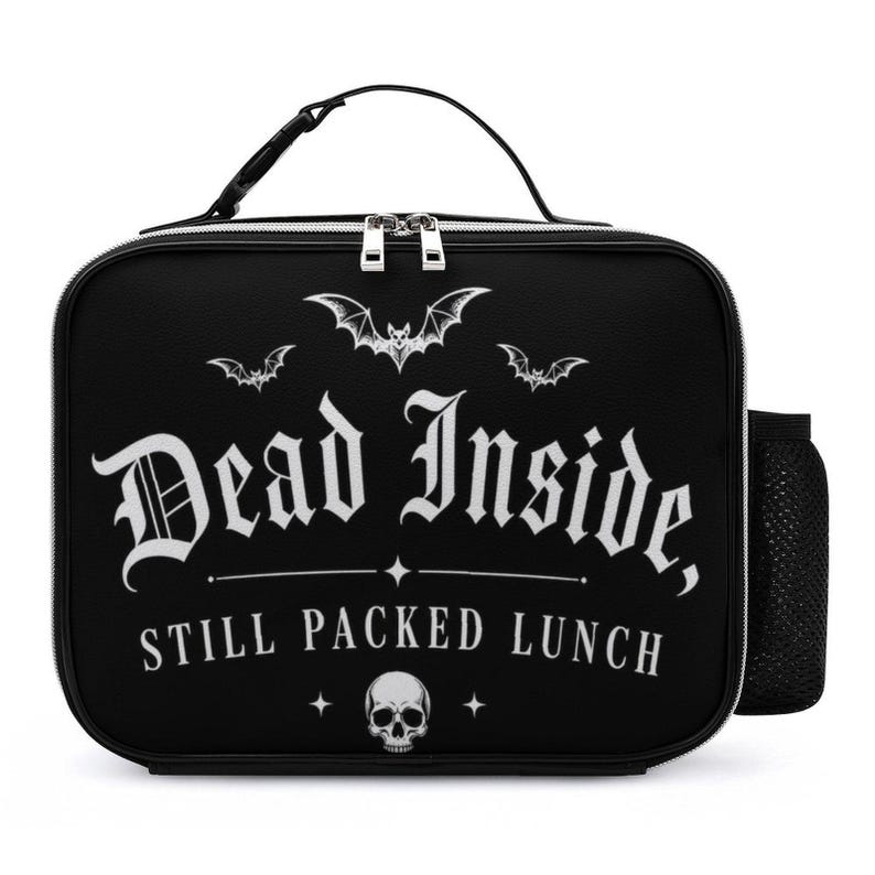 Pu&ograve; includere: Borsa per il pranzo nera con la scritta "Dead Inside, Still Packed Lunch" in bianco con carattere gotico. La borsa presenta sagome di pipistrelli e una grafica a teschio. Ha un manico nero, una cerniera e una tasca laterale in rete.