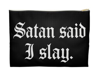 Op de afbeelding: Zwarte etui met ritssluiting met de tekst "Satan said I slay" in witte gotische letters. De etui heeft een goudkleurige ritssluiting en een witte naad. De achtergrond is zwart.