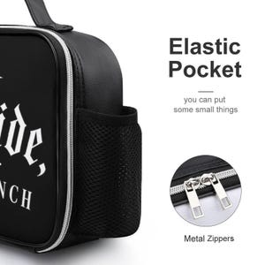 Pu&ograve; includere: Borsa per il pranzo nera con testo bianco e cerniera argentata. Presenta una tasca elastica e cerniere in metallo. La borsa ha un manico.