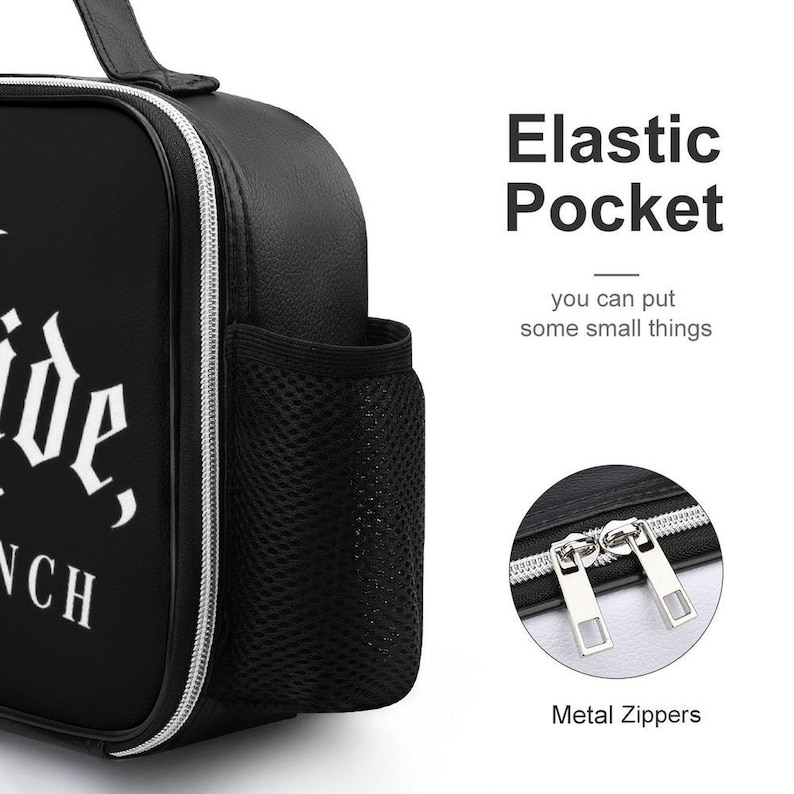 Pu&ograve; includere: Borsa per il pranzo nera con testo bianco e cerniera argentata. Presenta una tasca elastica e cerniere in metallo. La borsa ha un manico.
