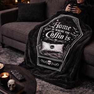 Grappige gothic deken "Home Is Where The Coffin Is" | Skeletschedel plaid | Gotische humorfleece | Donker emo gezellig decorcadeau