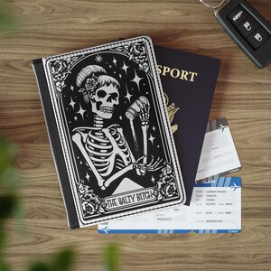 Lustige Tarot-Karte Die SALTY BITCH Passhülle Vegan Passport Case Gothic Bordkarte Reise Hexe Passhalter Hexerei Geschenke