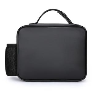 Pu&ograve; includere: Una borsa per il pranzo nera con manico e tasca laterale in rete. La borsa ha una forma rettangolare con angoli arrotondati e una superficie strutturata. Il manico &egrave; attaccato alla parte superiore della borsa con una fibbia di plastica nera.