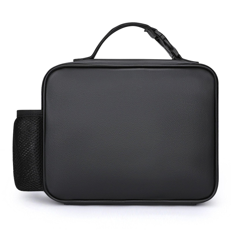 Pu&ograve; includere: Una borsa per il pranzo nera con manico e tasca laterale in rete. La borsa ha una forma rettangolare con angoli arrotondati e una superficie strutturata. Il manico &egrave; attaccato alla parte superiore della borsa con una fibbia di plastica nera.