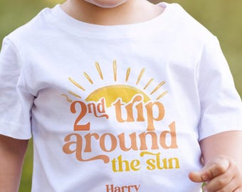Camiseta de cumpleaños número 2 "Segundo viaje alrededor del sol", camiseta personalizada para niño pequeño con nombre.