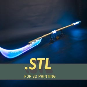 Könnte beinhalten: Ein Fantasy-Schwert mit einer leuchtend blauen Klinge und einem goldenen Griff. Die gebogene Klinge weist ein Wellenmuster auf. Der Text ".STL FÜR 3D-DRUCK" ist unten im Bild zu sehen.