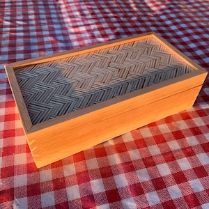Caja para árbol de servicio con diseño de espiga en madera contrachapada