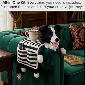 Puede incluir: Un organizador de reposabrazos de sof&aacute; tejido a ganchillo en blanco y negro con forma de perro, con un patr&oacute;n de rayas, dos bolsillos y un mando a distancia. El texto "All-in-One Kit: Everything you need is included. Just open the box and start your creative journey!" es visible.