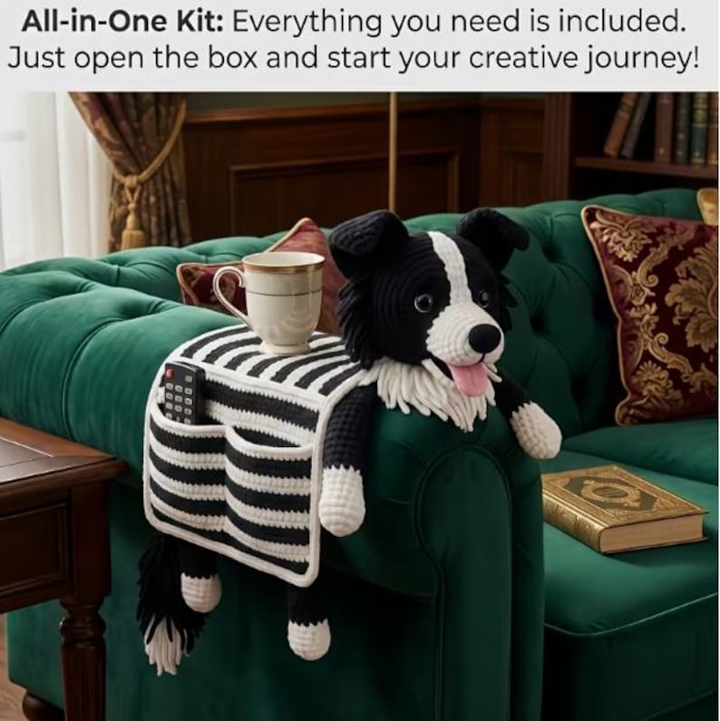 Puede incluir: Un organizador de reposabrazos de sof&aacute; tejido a ganchillo en blanco y negro con forma de perro, con un patr&oacute;n de rayas, dos bolsillos y un mando a distancia. El texto "All-in-One Kit: Everything you need is included. Just open the box and start your creative journey!" es visible.