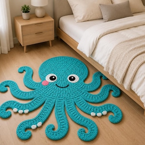Peut inclure: Un tapis en forme de pieuvre bleu sarcelle en fil épais, doté d'une grande tête arrondie, de huit tentacules étendus, de deux yeux blancs et noirs, d'un sourire noir cousu, d'une petite joue rose et de détails de ventouses blancs.