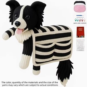 Puede incluir: Una figura de perro de peluche en blanco y negro con una lengua rosa, que presenta una bolsa de tela a rayas unida a su espalda. El set incluye hilo, un ganchillo, marcadores de puntos, un folleto de instrucciones DIY rojo y una bolsa.