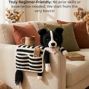 Puede incluir: Un organizador de reposabrazos de ganchillo en blanco y negro con forma de border collie, dos bolsillos, una cabeza de perro de peluche y una cola. El texto dice: Truly Beginner-Friendly: No prior skills or experience needed.