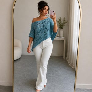 Peut inclure: Un haut en crochet bleu clair à manches courtes et épaules dénudées, doté d'un motif ajouré complexe, associé à un pantalon évasé blanc uni. Le haut présente une large encolure et une coupe ample et décontractée qui tombe sur le torse.