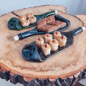 Bandeja ecológica para servir botellas de vino de vidrio fundido reciclado: tabla de quesos única, decoración ecológica para la cocina, regalo hecho a mano