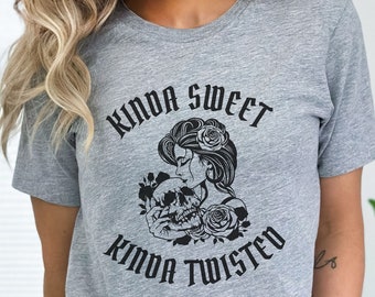 Camisa un poco dulce un poco retorcida, camisa de calavera, chica con camisa de calavera, regalo para ella, calavera con flores, camisa de amor retorcida,