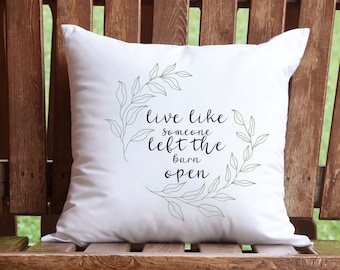 Vive como si alguien hubiera dejado la almohada abierta en el granero, almohada decorativa, almohada de granja, almohada de decoración campestre, regalo para el hogar, regalo para el nuevo propietario de la casa
