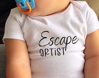 Camisa de bebé artista de escape, body de costilla para bebé, camisa de bebé divertida, traje de bebé divertido, conjunto de camisas de mamá y bebé