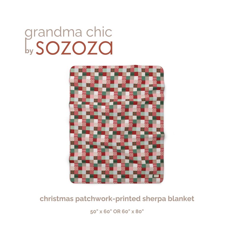K&ouml;nnte beinhalten: Rote und gr&uuml;ne Patchwork-bedruckte Sherpa-Decke. Die Decke ist in zwei Gr&ouml;&szlig;en erh&auml;ltlich: 50 Zoll x 60 Zoll oder 60 Zoll x 80 Zoll.