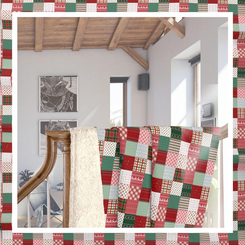 K&ouml;nnte beinhalten: Eine rot-gr&uuml;n-wei&szlig;e Patchwork-Decke mit einer cremefarbenen Sherpa-R&uuml;ckseite. Die Decke ist gefaltet und &uuml;ber ein Holzgel&auml;nder in einem Raum mit einer Holzdecke gelegt.