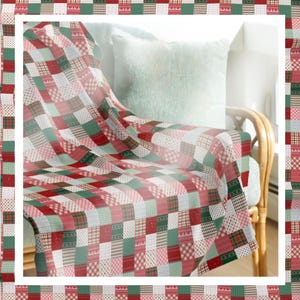 K&ouml;nnte beinhalten: Eine rot-gr&uuml;ne Patchwork-Decke mit wei&szlig;em Hintergrund. Die Decke liegt &uuml;ber einem Stuhl mit einem wei&szlig;en Kissen.