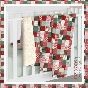 K&ouml;nnte beinhalten: Eine rote, gr&uuml;ne und wei&szlig;e Patchwork-Babydecke mit Sherpa-R&uuml;ckseite. Die Decke ist gefaltet und &uuml;ber ein wei&szlig;es Babybett gelegt. Der Text "grandma chic by SOZOZA" ist auf die Decke gedruckt.