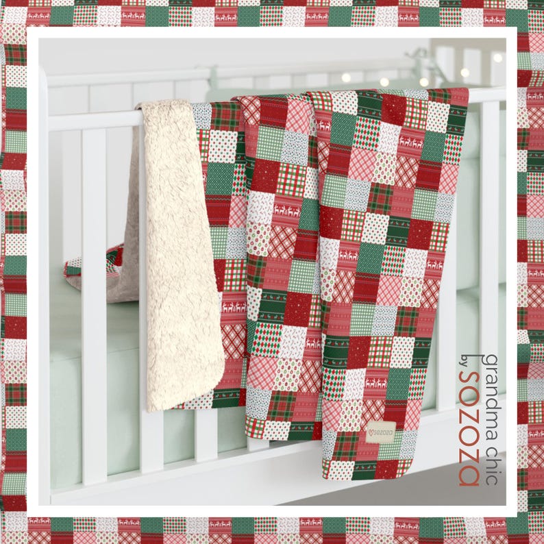 K&ouml;nnte beinhalten: Eine rote, gr&uuml;ne und wei&szlig;e Patchwork-Babydecke mit Sherpa-R&uuml;ckseite. Die Decke ist gefaltet und &uuml;ber ein wei&szlig;es Babybett gelegt. Der Text "grandma chic by SOZOZA" ist auf die Decke gedruckt.