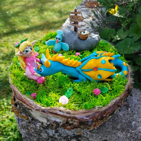 Décoration lumineuse pour chambre enfant, elfe et dragon en fimo sur rondin de bois