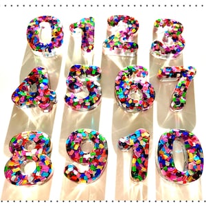 Números de resina de 3 cm del 0 al 10 / números de confeti / recurso de matemáticas EYFS / números sensoriales / números preescolares / ordenación de números / bandeja de plástico