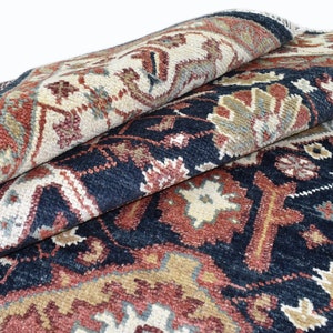 Handgeknüpfter Wollteppich: Sherapi Design mit schwarzem Akzent