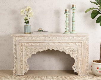 Handgesneden Indiase consoletafel: vintage houten halmeubilair