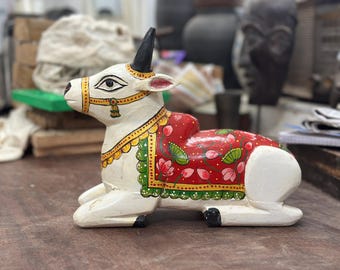 Statua di mucca Nandi in legno realizzata a mano: decorazione indiana dipinta a mano