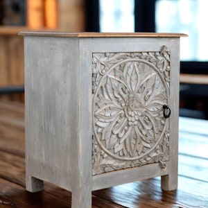 Table de chevet fabriquée à la main, table d&#39;appoint en bois bohème, table de chevet artisanale, table de chevet en bois massif, table de chevet sculptée, table de chevet sculptée à la main.