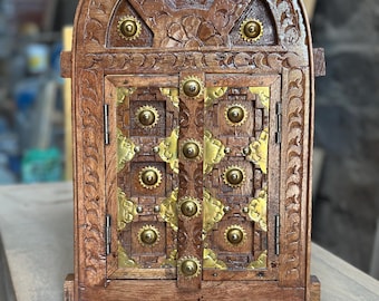 Arte de pared para puerta india de madera de mango tallada a mano: decoración patrimonial con incrustaciones de latón