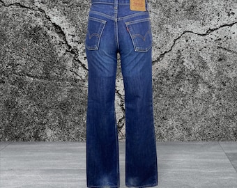Vaqueros Levis 553 vintage: cintura alta, acampanados, denim desgastado, fabricados en EE. UU. Talla W24 L32