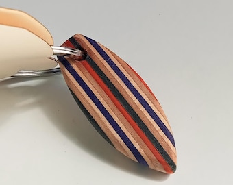Porte-clés planche de surf fabriqué à partir de skateboards recyclés | Cadeau éco-responsable pour les surfeurs