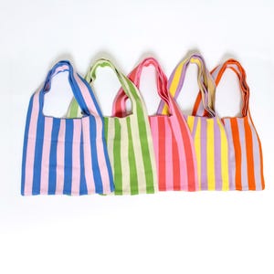 Große Strandtasche bunt gestreift – Häkeltasche handmade, leichte Schultertasche Sommer, bunte Crochet Bag, Color Blocking Tasche Urlaub