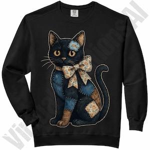 Può includere: Felpa nera con un'illustrazione stravagante di un gatto nero con toppe e un fiocco floreale. Il gatto ha una toppa su un occhio e toppe sul corpo. La felpa ha un girocollo e maniche lunghe.