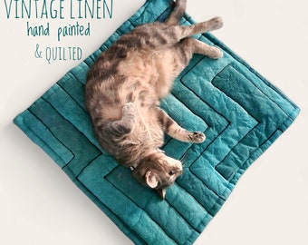 Vintage Katzen Kissen und Reisematte. Handbemalte und gequiltet Haustierdecke. Perfektes Geschenk für Katzenliebhaber