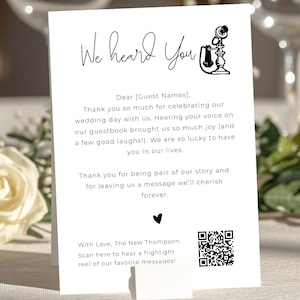 Könnte beinhalten: Eine weiße Keramik-Tasse mit schwarzem Henkel und dem Text "But First, Coffee" in schwarzer, handschriftlicher Schrift. Die Tasse steht auf einer weißen Oberfläche.