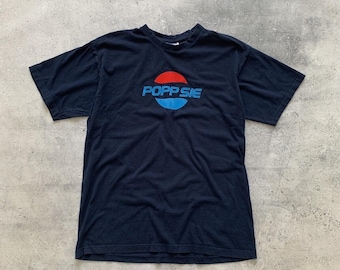 Lustiges Popp Sie Pepsi Parodie T-Shirt, Vintage Bootleg Soda Grafik, Herrengröße Medium