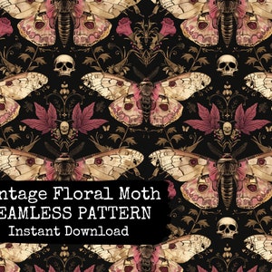 Puede incluir: Un patrón sin costuras con polillas florales vintage, calaveras y hojas sobre un fondo negro. Las polillas tienen alas rosas y blancas, y las flores son rojas y doradas.