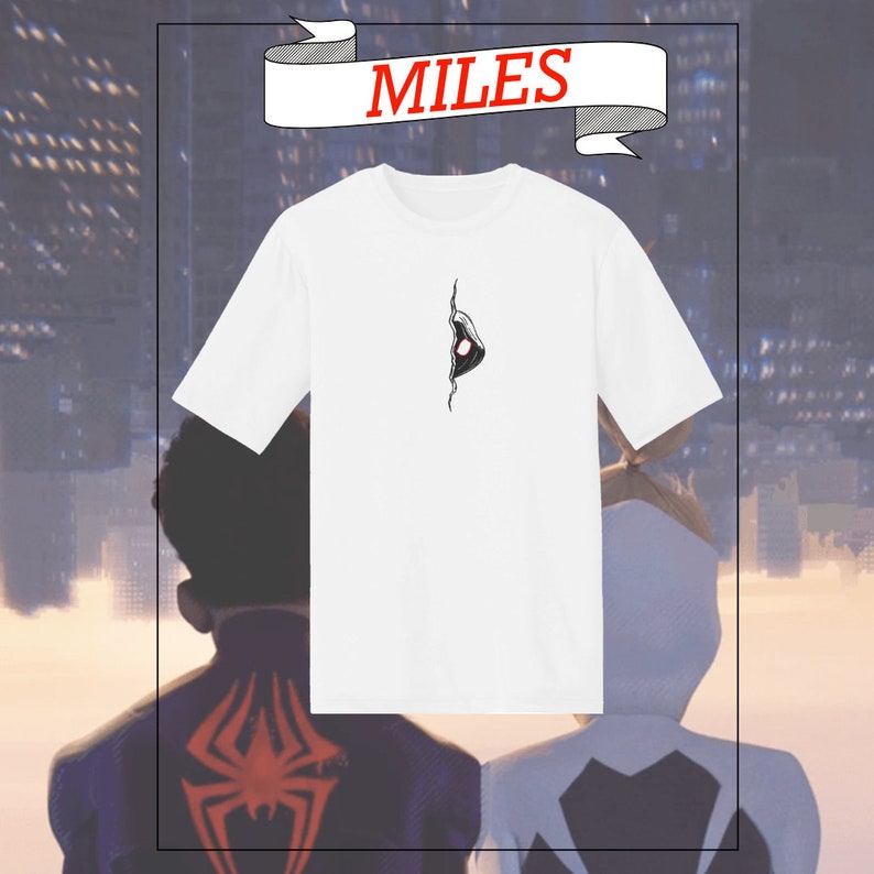 Pode incluir: Camiseta branca com um gr&aacute;fico de um olho vermelho espiando por tr&aacute;s de um peda&ccedil;o de tecido rasgado. O texto "MILES" est&aacute; escrito em vermelho em uma faixa branca acima da camiseta.