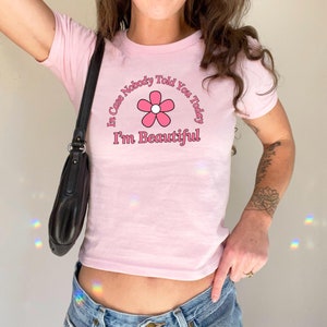 Nel caso in cui nessuno ti avesse detto oggi che sono una bellissima maglietta per neonati, maglietta divertente rosa da donna, maglietta grafica anni '90 personalizzata, regali per lei, maglietta Coquette, fiori