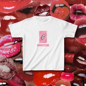 T-shirt bébé Switch, tshirt drôle Lgbtq cadeau graphique t-shirt bébé, fierté de chemise lesbienne bisexuelle, haut court Switch, chemise Masc Femme carte inversée de l'an 2000