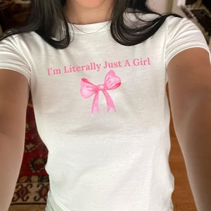 Ich bin buchstäblich nur ein Mädchen Baby T Shirt Y2K Shirt für Frauen Pink Bow Coquette Shirt Benutzerdefinierte ikonische Grafik TShirt Geschenk für ihr lustiges Top