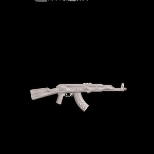 Könnte beinhalten: Ein digitales Stickmuster einer AK-47 in Silber. Das Design befindet sich vor einem schwarzen Hintergrund mit den Worten "DIGITAL EMBROIDERY DESIGN" oben und "Instant Download" unten.